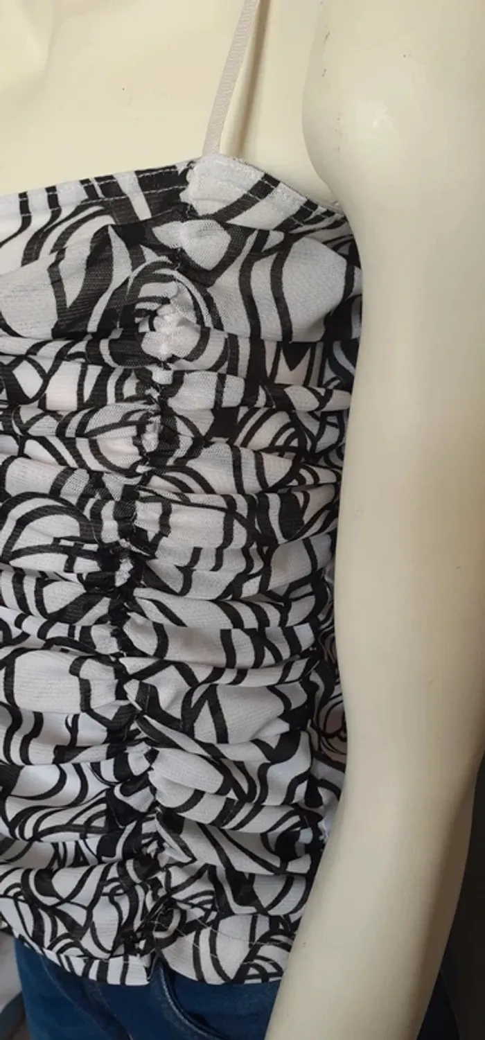 Joli top noir et blanc - photo numéro 5