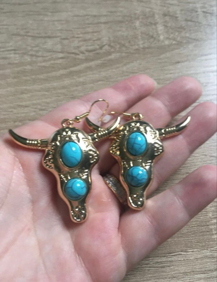 Boucles d’oreilles pendantes NEUVES  femme tête de buffle couleurs doré et turquoise