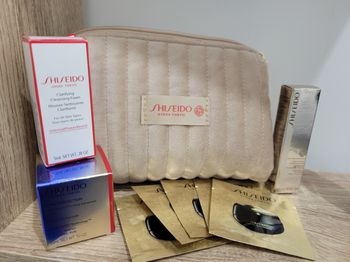 Cosmétiques Shisheido avec Trousse