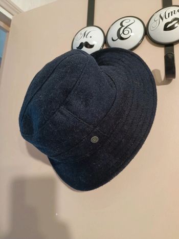 Chapeau en tissu bleu foncé