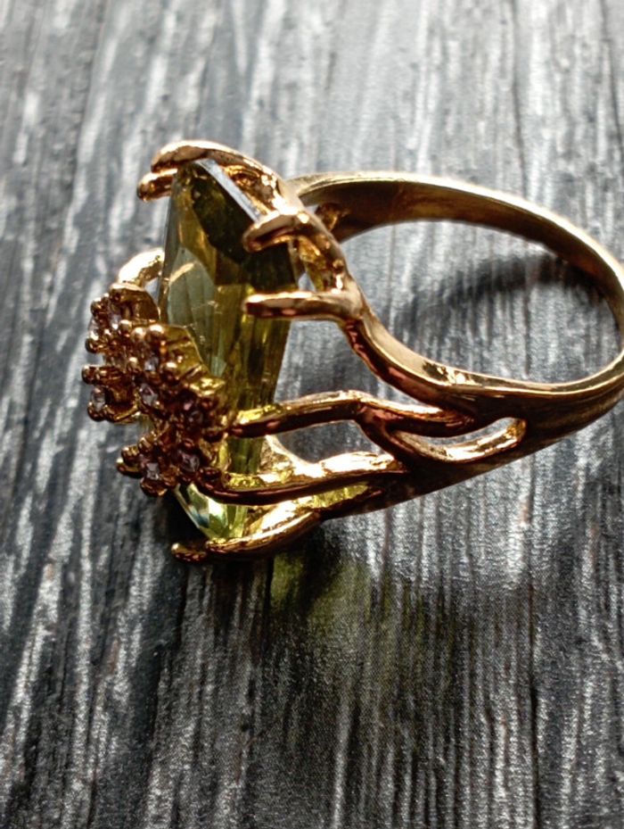 Bague dorée avec pierre vert clair - photo numéro 3