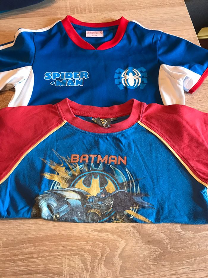 Lot 2 t shirts super héros 4/5 ans