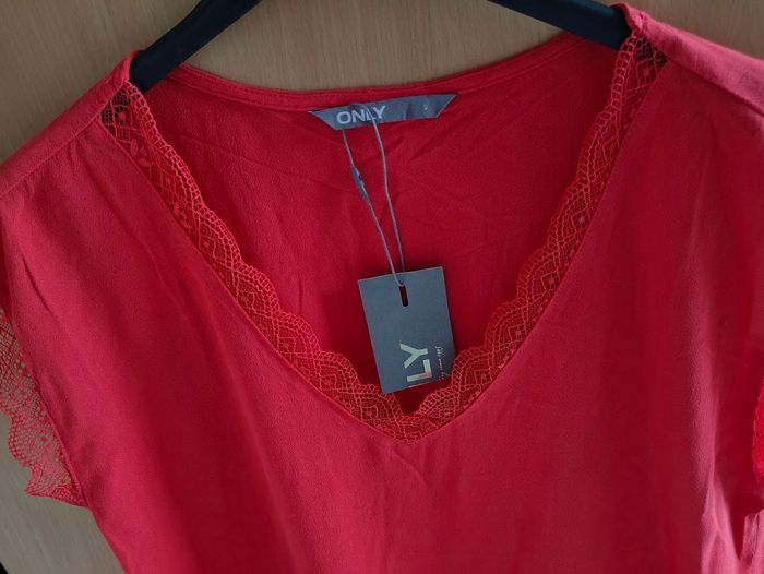blouse / haut rouge avec bord dentelles ONLY taille 36 NEUVE avec étiquette - photo numéro 3