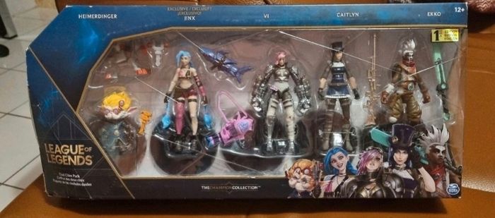Coffret neuf de figurines league of legends