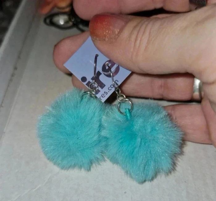 2 paires de boucles d oreilles et 4 bracelets - photo numéro 2