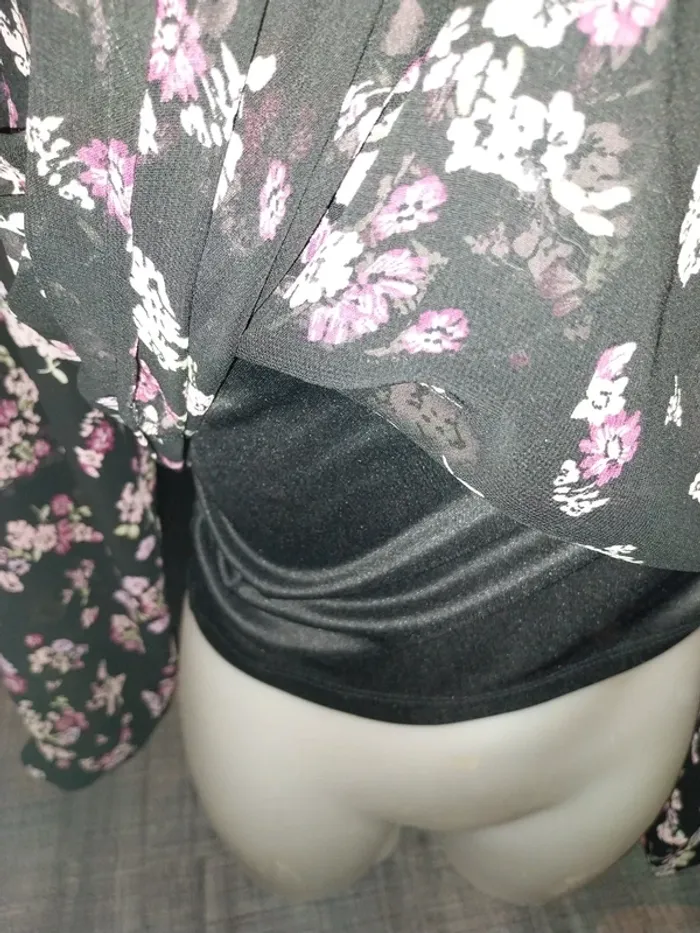 Joli blouse fleuri taille M vero moda - photo numéro 3