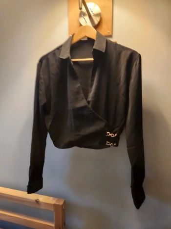 Blouse Pimkie noire col portefeuille détail chaîne