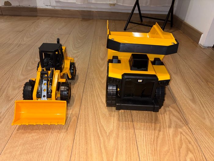 Camion Cat benne en acier et tracteur