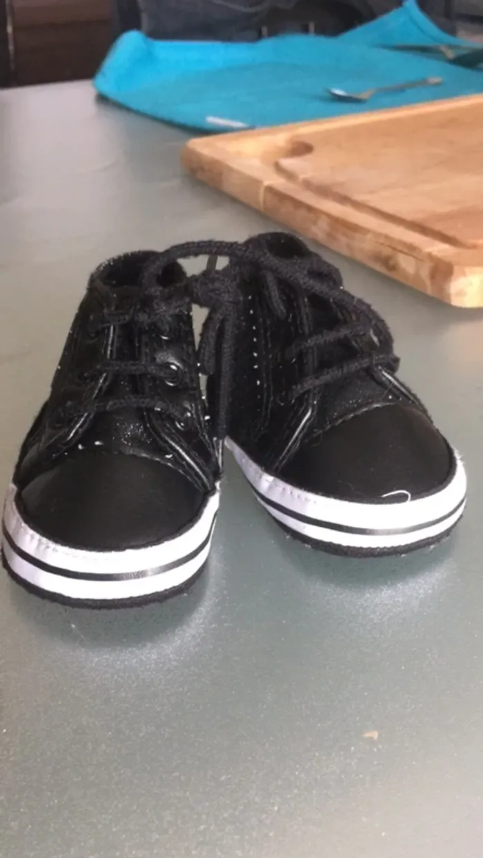 baskets en toile taille 6 mois