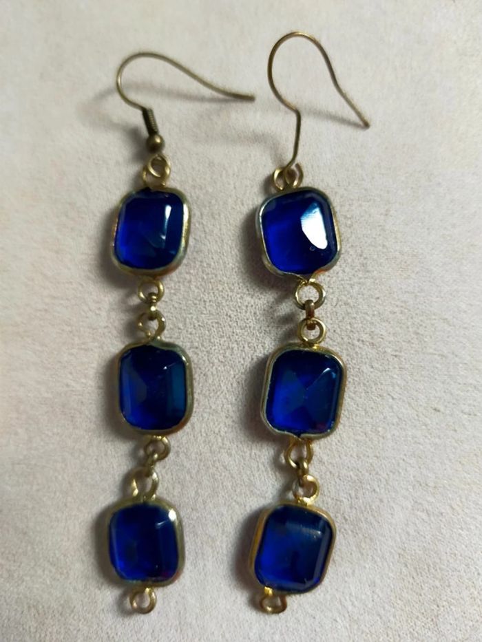Boucles d’oreilles pendantes dorées & pierres effet verre bleu saphir – Chic intemporel - photo numéro 2