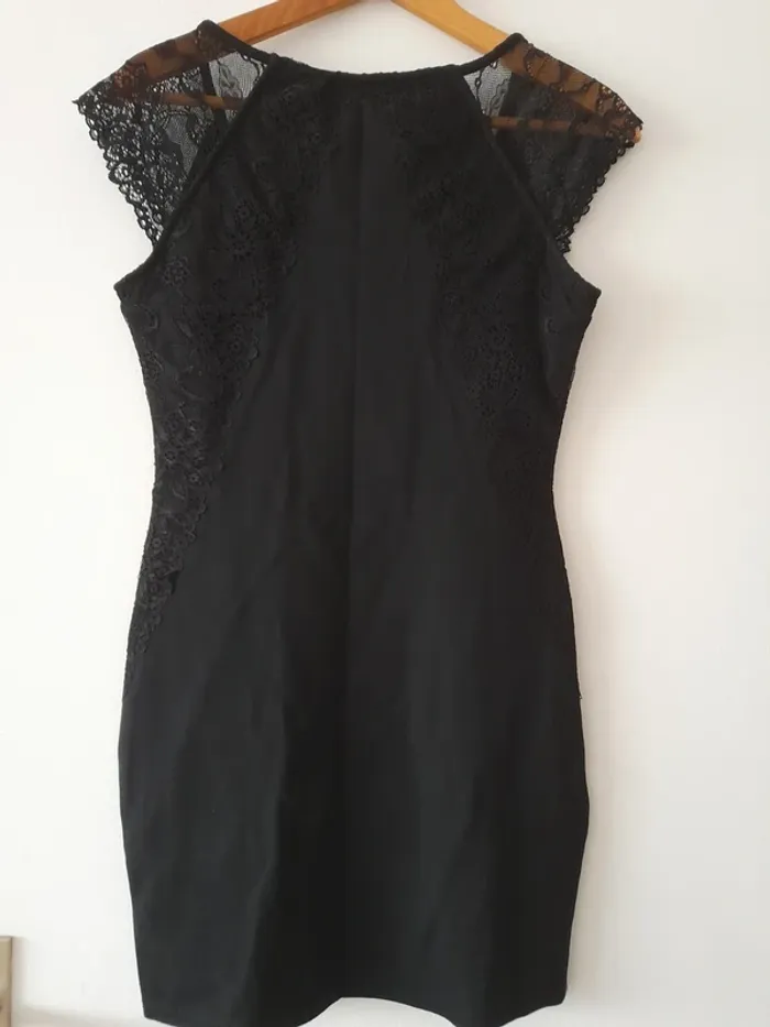 Robe courte moulante et épaules en dentelle - photo numéro 5