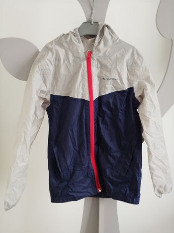 Coupe-vent déperlant gris clair et bleu marine Quechua taille 8 ans