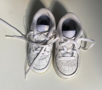 Nike Air Force 1 enfant blanches – taille 25 – bon état
