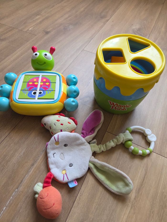 Lot jouets bébé