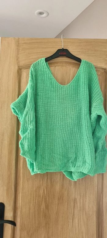 Pull vert avec gros nœud