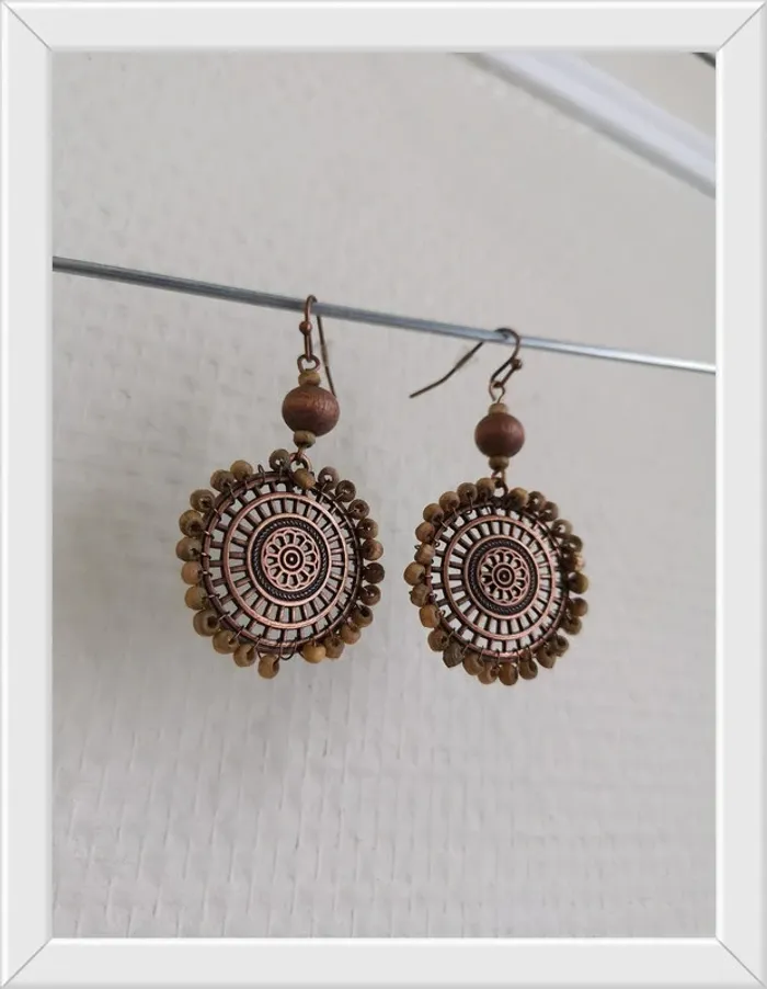 Paire de boucles d'oreilles avec perles en bois - photo numéro 2