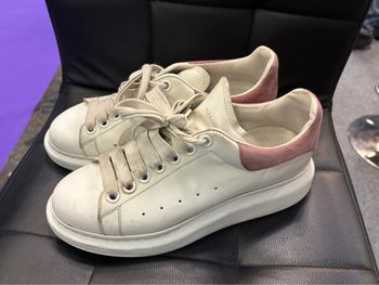Baskets Alexander McQueen en cuir blanc et rose pâle – Taille 39
