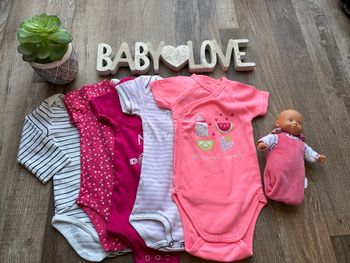 - 5 bodys toutes marques   - 12 mois - Très bon état 