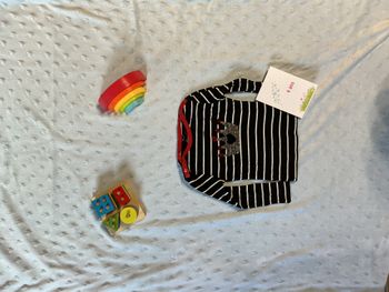 teeshirt manches longues noir rayé blanc dessin en perles à retourner devant 4 ans