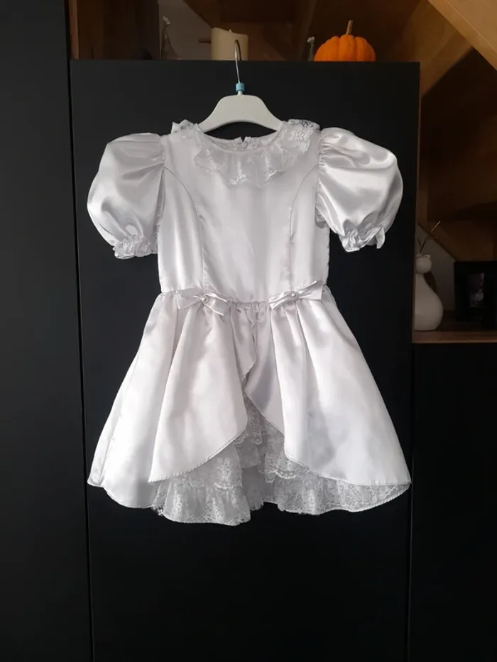 Robe fillette satin et dentelle 3 ans