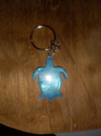 Porte clé tortue résine epoxy bleu