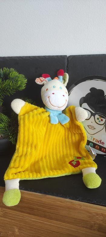 Mots d'enfants doudou girafe jaune bleu pomme champignon rouge vert écharpe