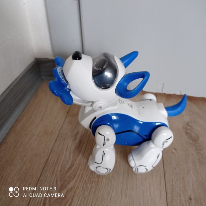 Chien électronique avec son os