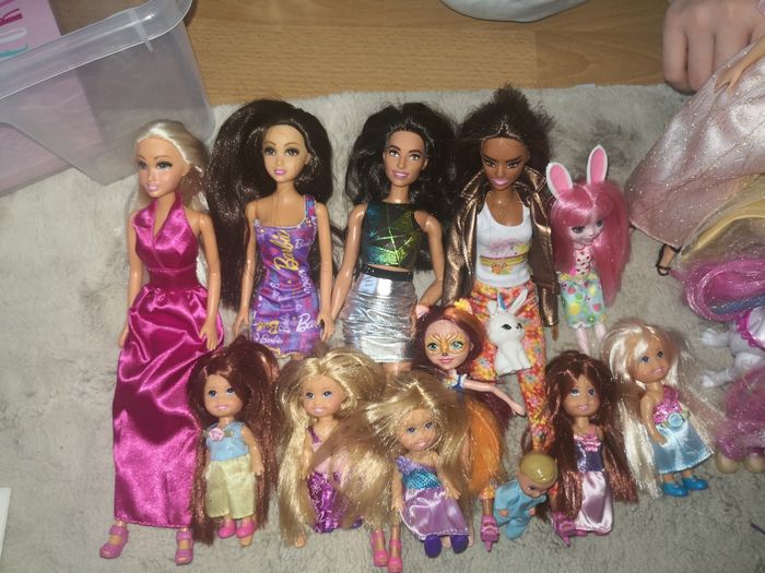 Poupées divers barbie et petites