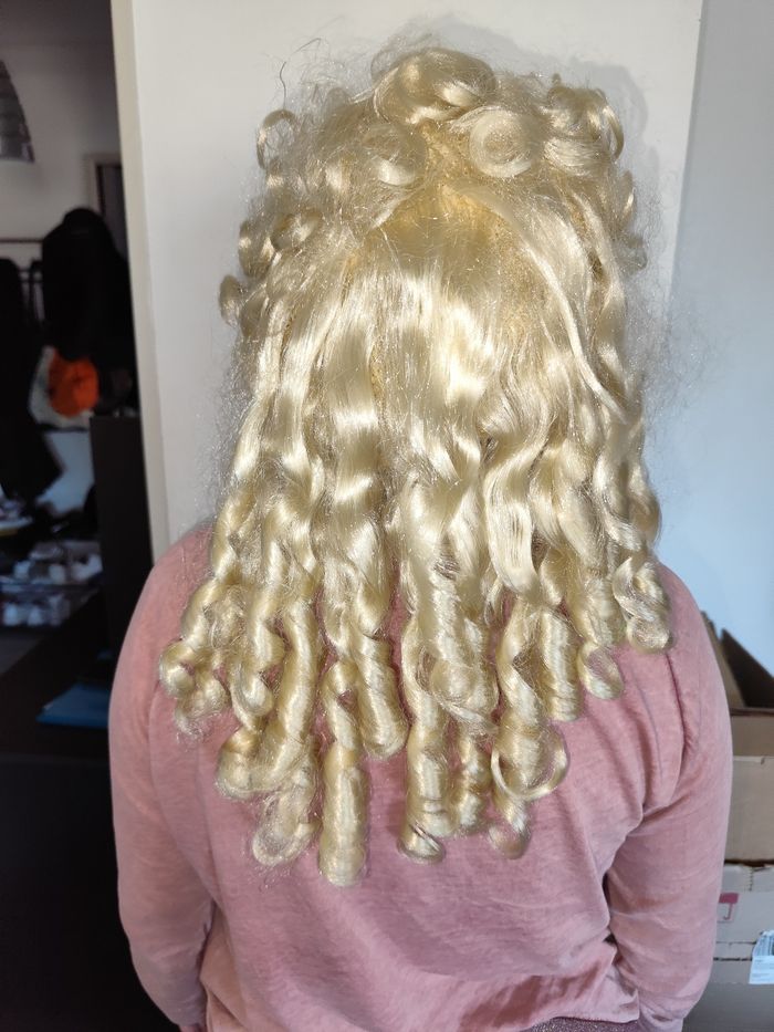 Perruque blonde boucles anglaise déguisement comtesse duchesse marie Antoinette Nelly Olson - photo numéro 8