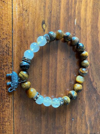 Bracelet en pierres et éléphant