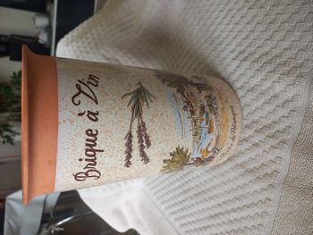 Brique à vin en terre cuite – Le Petit Potier – Modèle "La Partie de Pétanque"