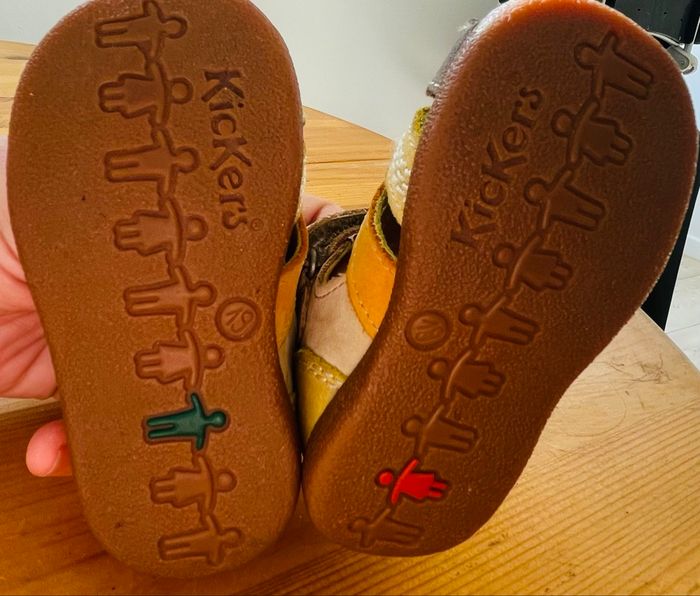 ✨ Jolie paire de sandales Kickers taille 19 ✨ - photo numéro 2