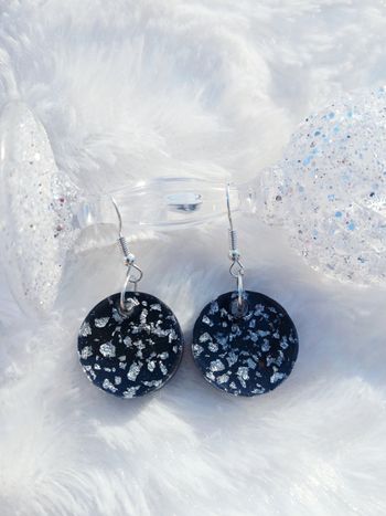 Boucles d'oreilles noires feuilles d'argent