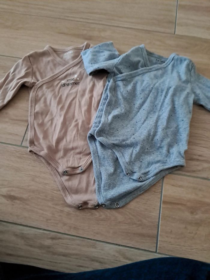 Lot de 2 bodys kiabi 12 mois
