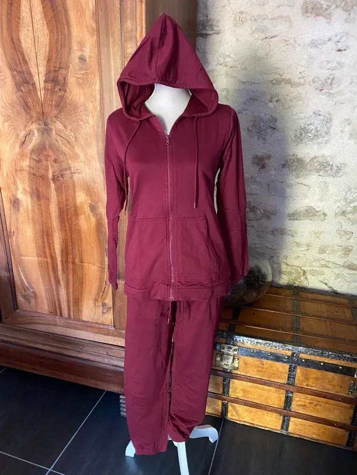 Ensemble de survêtement couleur bordeaux