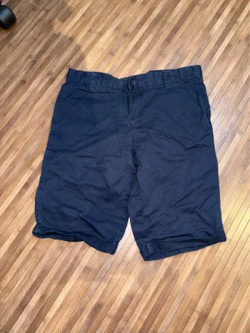 Short bleu marine Gémo taille 16ans