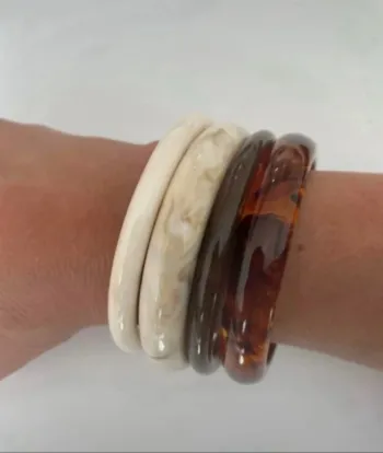 Lot de 4 bracelets en résine - Neuf
