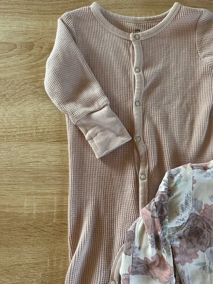 Lot 2 combinaisons bébé fille H&M 6 mois - photo numéro 3