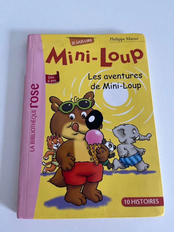 Livre Mini loup bibliothèque rose