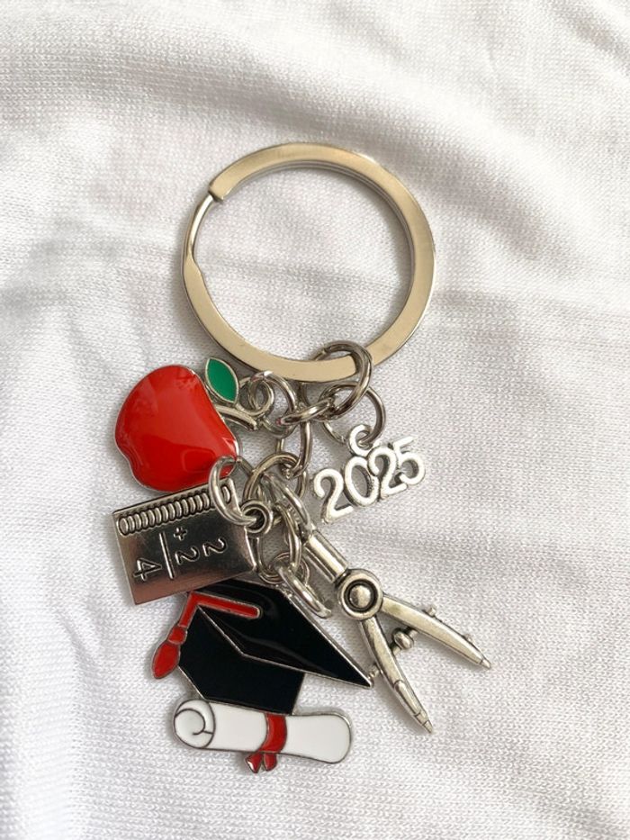 Porte-clés avec charms pour cadeau réussite études 2025