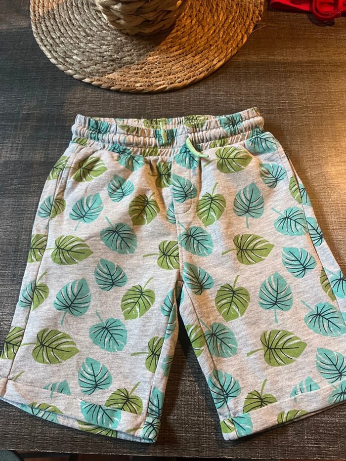 Short, marque orchestra taille huit ans. Parfait état.