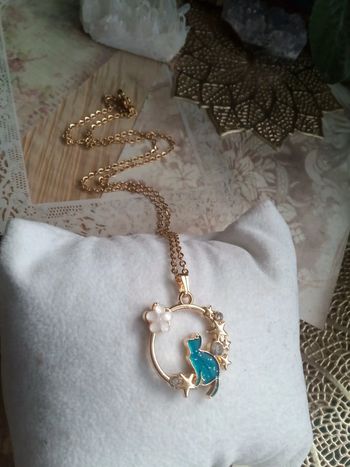 Collier chat lumineux et fleur blanche