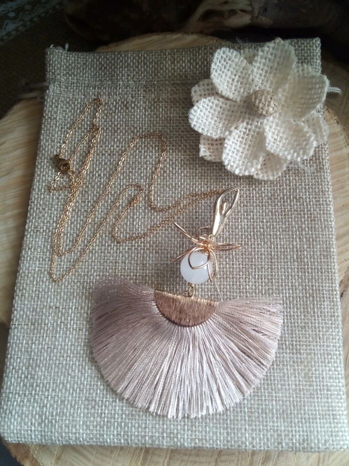 Collier sautoir danseuse avec perle de jade blanc