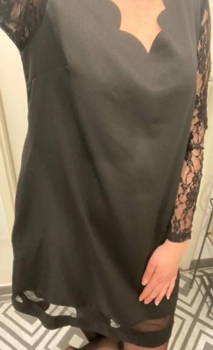 Robe noire avec dentelle - photo numéro 2