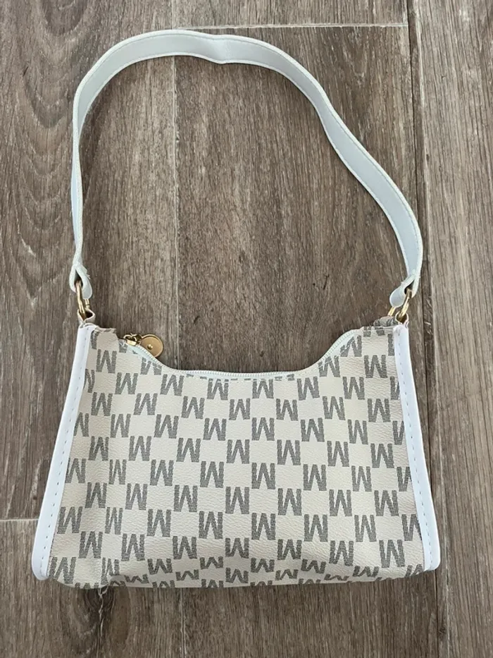 Petit sac d’épaule beige et blanc avec détaille doré
