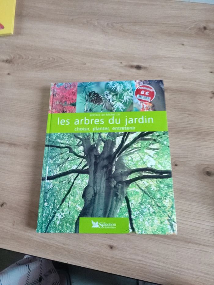 Livre sur les arbres du jardin