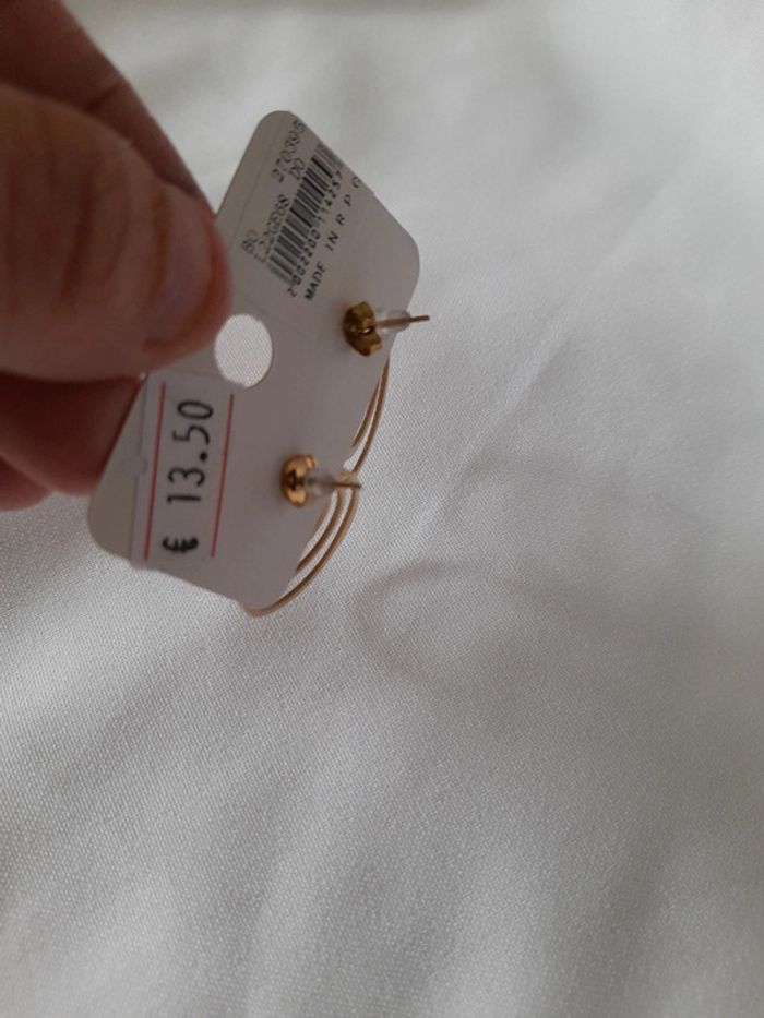 Boucles d'oreilles doré avec strass blanc neuve avec étiquette 🏷 - photo numéro 2