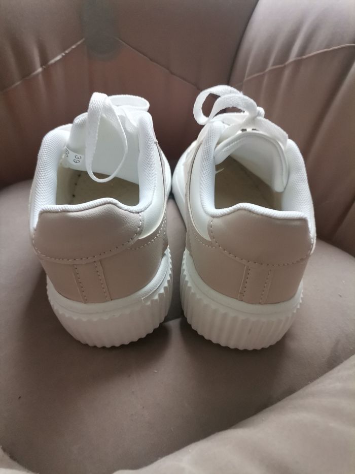 ✨ Baskets blanches & beige neuves – 39 ✨ - photo numéro 6