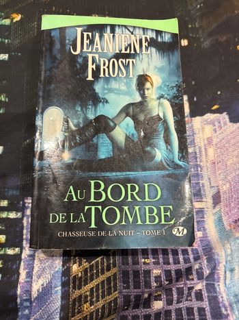 Livre au bord de la tombe