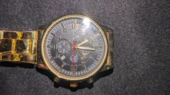 Jolie montre dorée
jamais porté